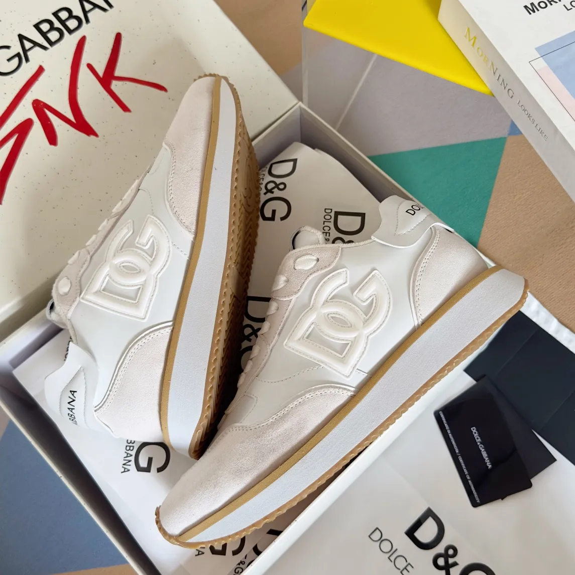 Factory P440💰D&G's latest Cushion series casual sports shoes, dad shoes, running shoes, original purchase and development, production, handmade, but always looking to the future. The new Cushion sneakers feature a two-tone suede upper accented by a mesh contrasting printed DG cross logo on the side. The lightweight, grippy rubber outsole adopts an innovative design to provide excellent performance, and the jacquard label adds timeless style. Exquisite packaging at the delivery counter🛍📦 ▪️ Fabric: Original custom-made first-layer cowhide ▪️ Lining: Original custom-made breathable towel lining ▪️ Sole: Original open-molded rubber material ▪️ Bottom thickness: 3.5CM ▪️ Size: Men's 38-45